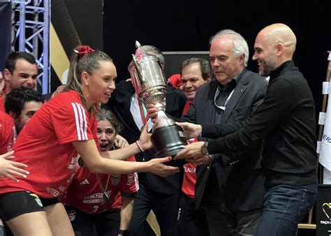 Benfica ergue Taça feminina de voleibol e quebra jejum de 50 anos