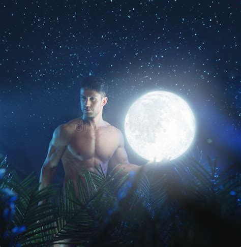 Retrato Do Modelo De Nude Novo Na Selva Da Noite Foto De Stock Imagem De Exterior Selva