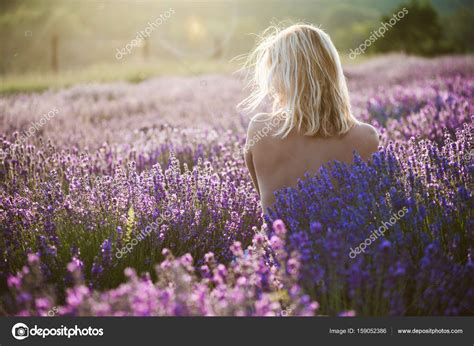 Mulher Nua Posando Ao Ar Livre Fotos Imagens De Loriklaszlo