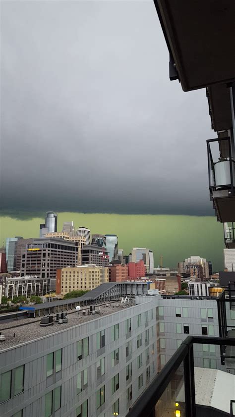 This storm front turned the sky green : r/mildlyinteresting