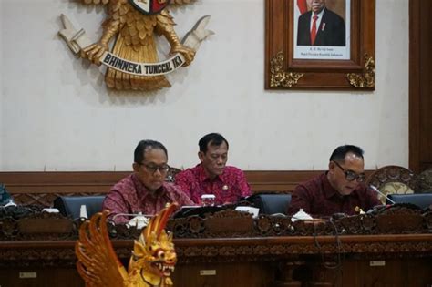 Pj Gubernur Bali Intensifkan Pengelolaan Sampah Berbasis Sumber