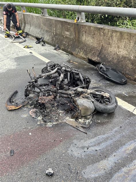 台七乙嚴重車禍！機車「撞休旅車」燒成廢鐵 騎士命危送醫 社會 中時新聞網