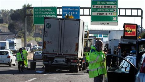 Roma Incidente Sul Raccordo Anulare 1 Morto E Diversi Feriti La Stampa