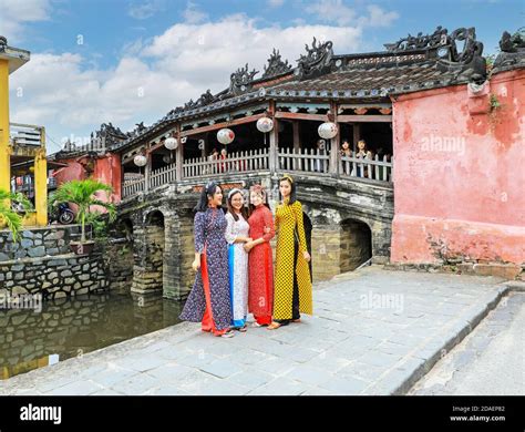 Quatre Jeunes Femmes Vietnamiennes En Robe Traditionnelle L Ao Dai