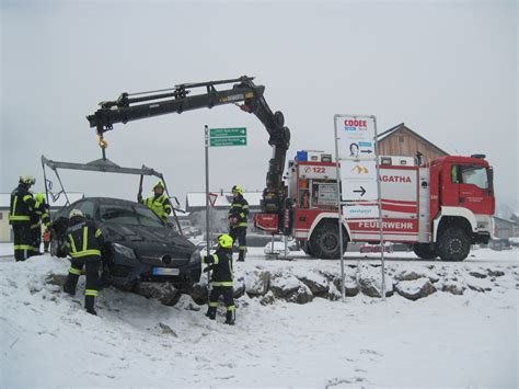 06 01 2024 Fahrzeugbergung Mit Kran In Gosau Freiwillige Feuerwehr