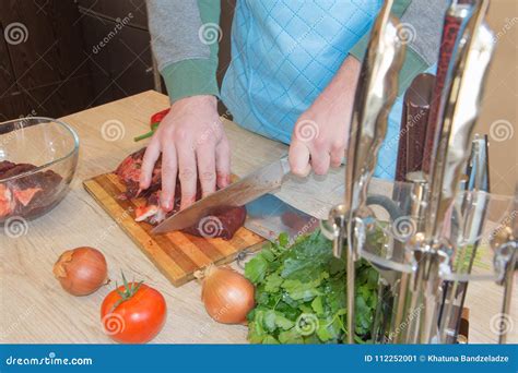 Carne Del Corte Del Carnicero En Cocina Hombre En La Cocina Que Corta