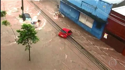 Forte Chuva Alaga Ruas E Avenidas Em Bh Minas Gerais G