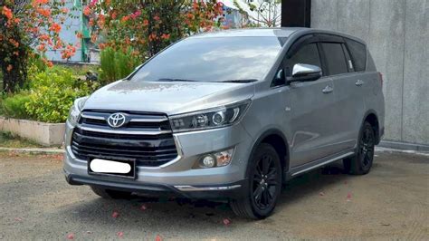 Toyota Kijang Innova Venturer Bensin Matic Silver Pajak Panjang