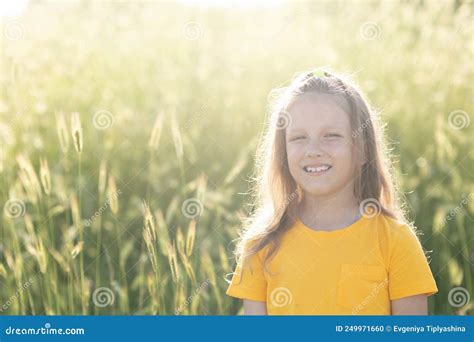 Menina Na Natureza Foto De Stock Imagem De Lifestyle 249971660