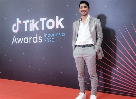 Arya Saloka Pakai Sepatu Rp1 3 Juta Di TikTok Awards 2021 Netizen