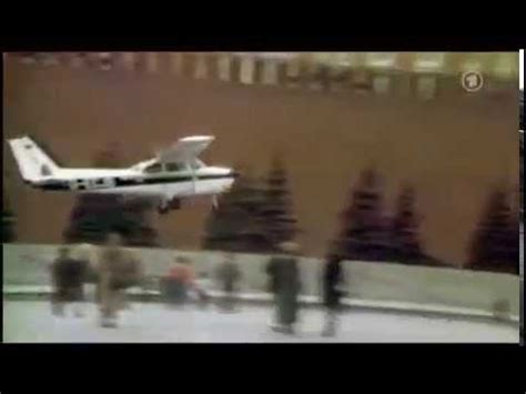 Матиас Руст садится на Красной площади 28 мая 1987 года - YouTube