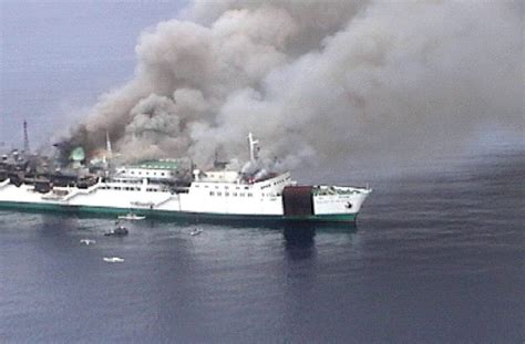 Incendio Su Un Traghetto Nelle Filippine Almeno Morti