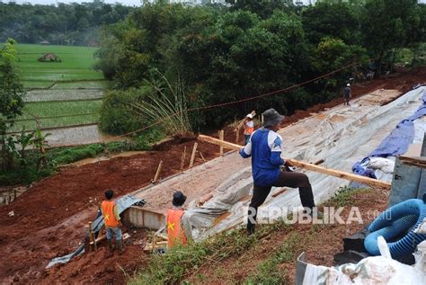 Petugas Normalisasi Jalur Tasik Bandung Tertutup Longsor Republika Online