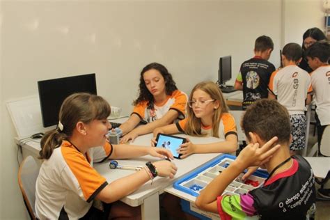 Alunos do 5º ano do Fundamental I montam carro de corrida em aula Lego