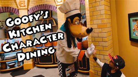 Goofy S Kitchen Dinner Buffet At Disneyland Hotel Character Dining