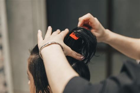 El Peluquero Hace Un Corte De Pelo A Una Mujer En El Sal N El Peluquero