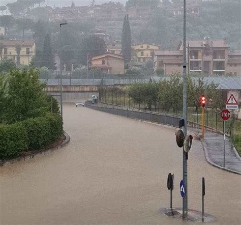 Maltempo Nubifragio A Perugia Nove Famiglie Evacuate Smottamenti