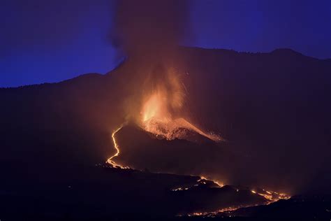 Volcanic ash cloud halts flights to and from Spanish island