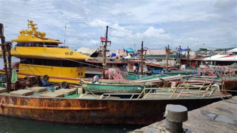 Cuaca Ekstrem Pajeko Terparkir Di Dermaga Tumumpa Manado Sulawesi