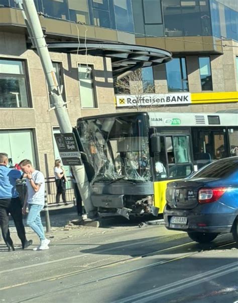 Accident Pe Strada Palat Impact Ntre Un Autobuz I Un Autoturism