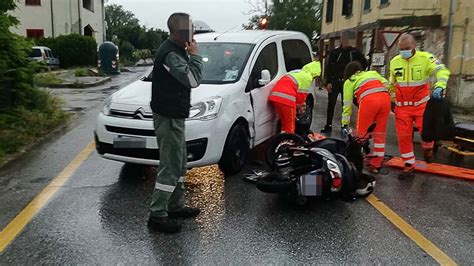 Livorno Scontro Furgone Scooter In Via Aurelia Ferito 19enne