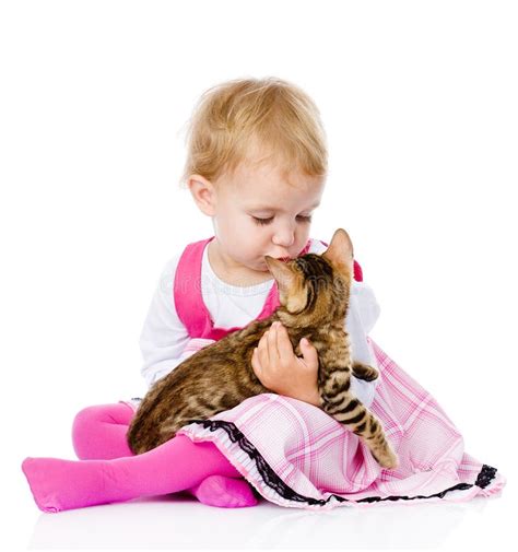 Fille Jouant Avec Le Chat Et Le Chien D Isolement Sur Le Fond Blanc