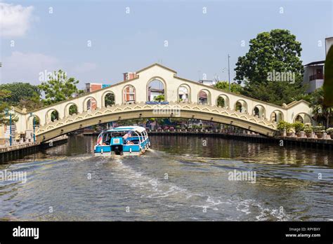 River Cruise Boat On The Melaka River Melaka Malaysia Stock Photo Alamy