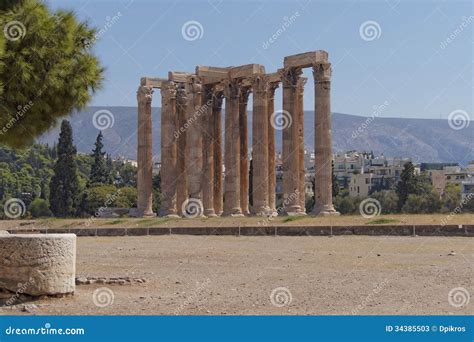 Temple Du Grec Ancien De Zeus Olympien Image stock Image du fléaux