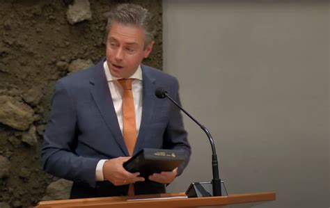 Premier Schoof Neemt Met Veel Dankbaarheid Bijbel In Ontvangst Van