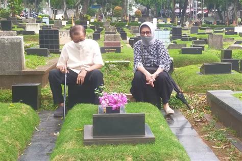 Orang Yang Ziarah Ke TPU Tanah Kusir Lebih Banyak Hari Kedua Lebaran