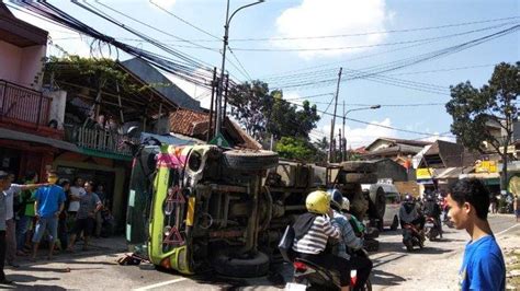 Sopir Tergencet Saat Truk Tangki Pengangkut Aspal Terguling Di Dago