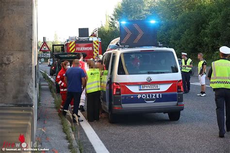 O Pkw Kracht Auf A Bei Steinhaus Auf Klein Lkw Beifahrer