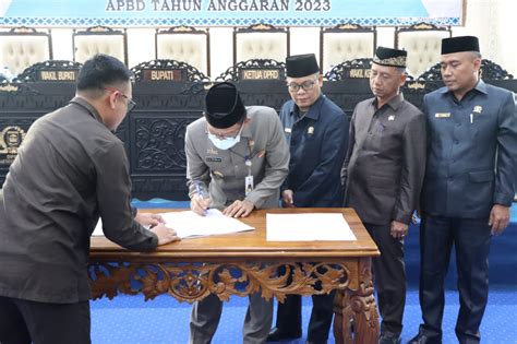 Dprd Dan Pemkab Pesibar Tandatangani Ranperda Apbd Media Rakata