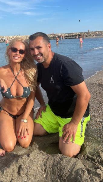 Galerie Foto Andreea B nic poze în costum de baie de acum la 45 de