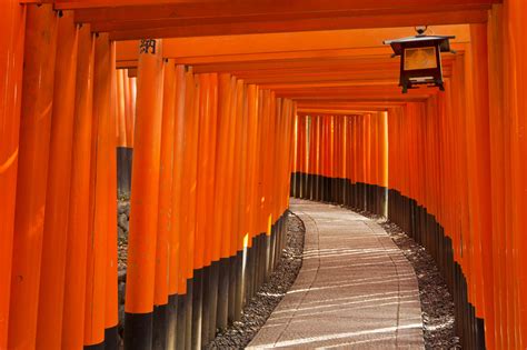 京都のパワースポット、魔除けの千本鳥居の伏見稲荷大社 開運サプリ