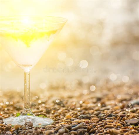 Auffrischungssommer Trinken In Einem Glas Auf Dem Strand Funkelnde