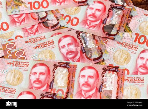 New Zealand 100 Dollar Banknote Stock Photo Alamy