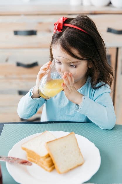 Petite Fille Prend Son Petit Déjeuner Photo Gratuite