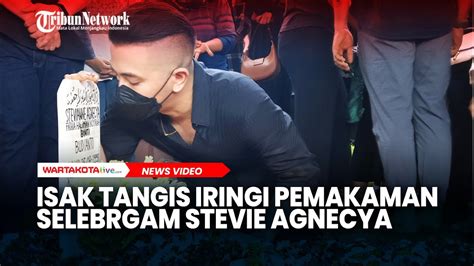 Isak Tangis Iringi Pemakaman Selebrgam Stevie Agnecya YouTube