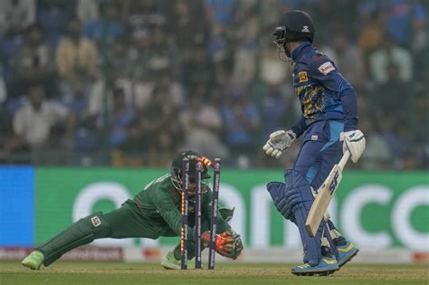 Dhananjaya de Silva is stumped by Mushfiqur Rahim | ESPNcricinfo.com