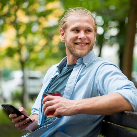 Vista Lateral Do Homem Sorridente Ao Ar Livre Smartphone E Copa