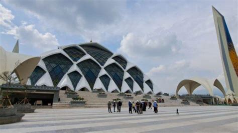 Melihat Megahnya Masjid Raya Al Jabbar Yang Kini Jadi Tempat Wisata