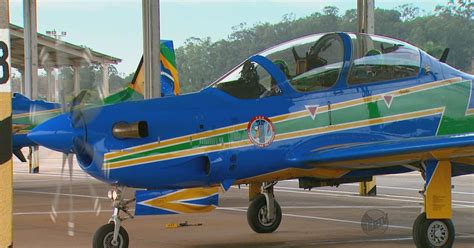 G1 Avião da Esquadrilha da Fumaça cai e mata duas pessoas em