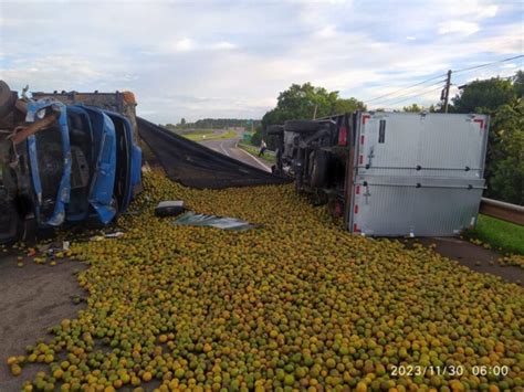 Caminh O Colide Na Traseira De Caminh O Carregado Laranjas Que