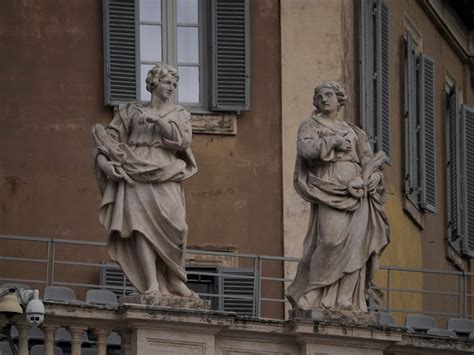 Basílica de san pedro roma detalle de la estatua en el techo de las