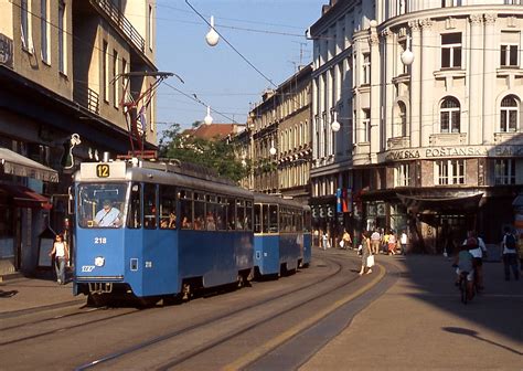 Tw 218 Der Baureihe TMK 201 Ist Mit Zwei Beiwagen Auf Der Linie 12 Im