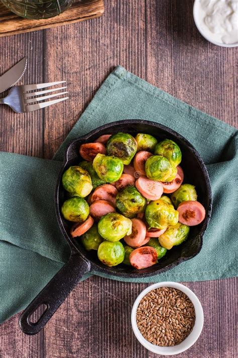 Panela De Fritura Enchido Frito E Couve De Bruxelas Comida Caseira