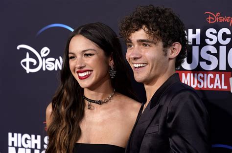 Olivia Rodrigo Joshua Bassett Reunite For ‘hsmtmts Season 3 Premiere