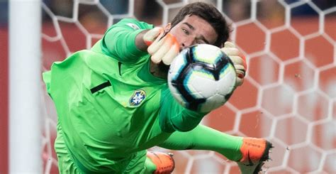 Alisson é eleito pela FIFA o melhor goleiro do mundo