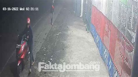 Aksi Dua Orang Diduga Pelaku Pencurian Motor Di Jombang Terekam Cctv